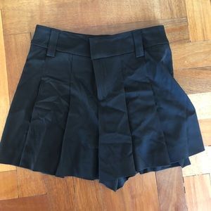 PLEATED ALICE AND OLIVIA BLACK SHORTS SIZE 2